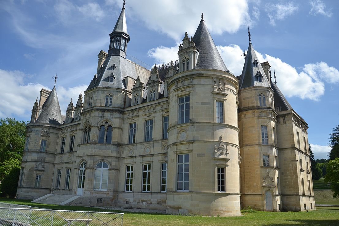 Un grand château avec une tour d'horloge au sommet
