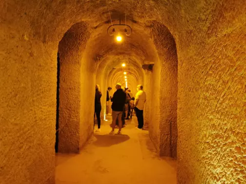 Un groupe de personnes marche dans un tunnel.