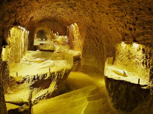 Une grotte remplie de beaucoup de rochers et de beaucoup d'eau.