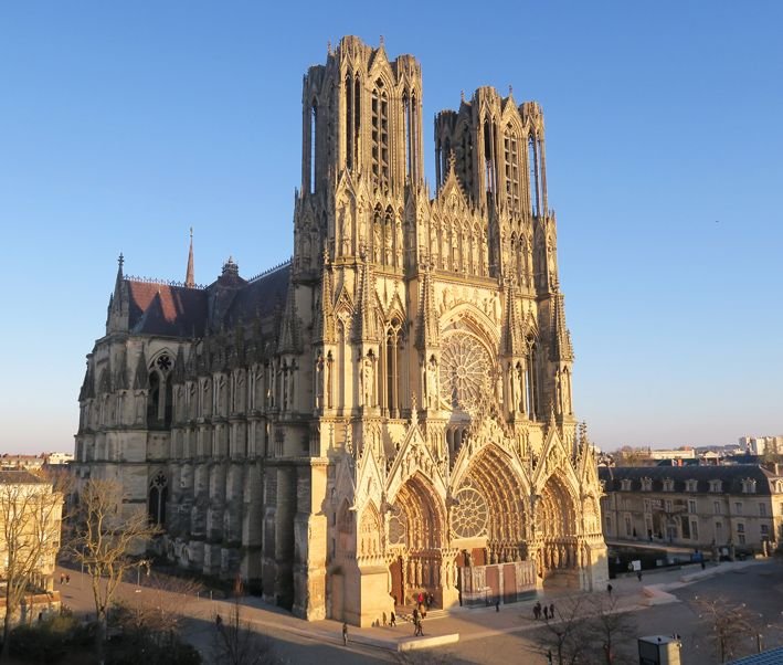 Un grand bâtiment avec un ciel bleu en arrière-plan