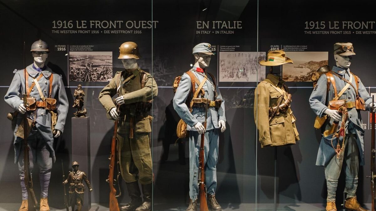 Quatre mannequins en uniformes militaires sont exposés dans un musée.