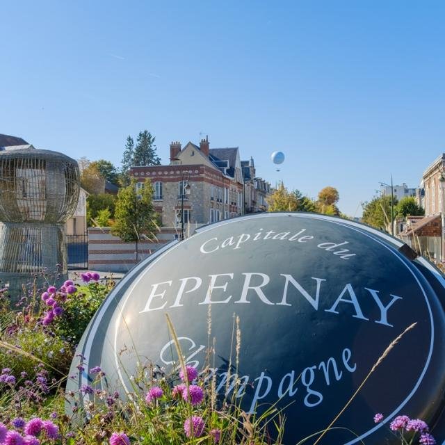Un grand panneau noir qui dit capitale du champagne epernay