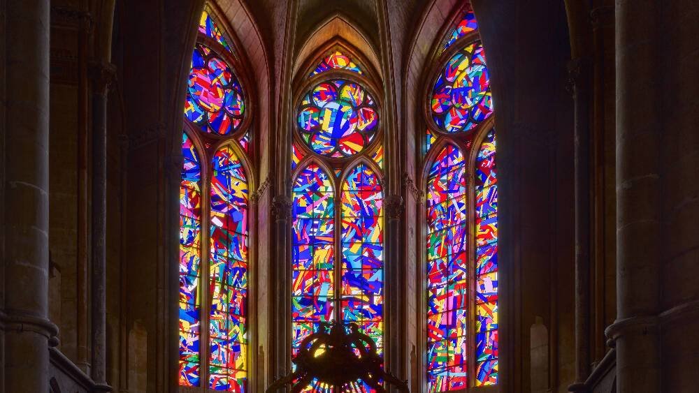 L'intérieur d'une église avec des vitraux.