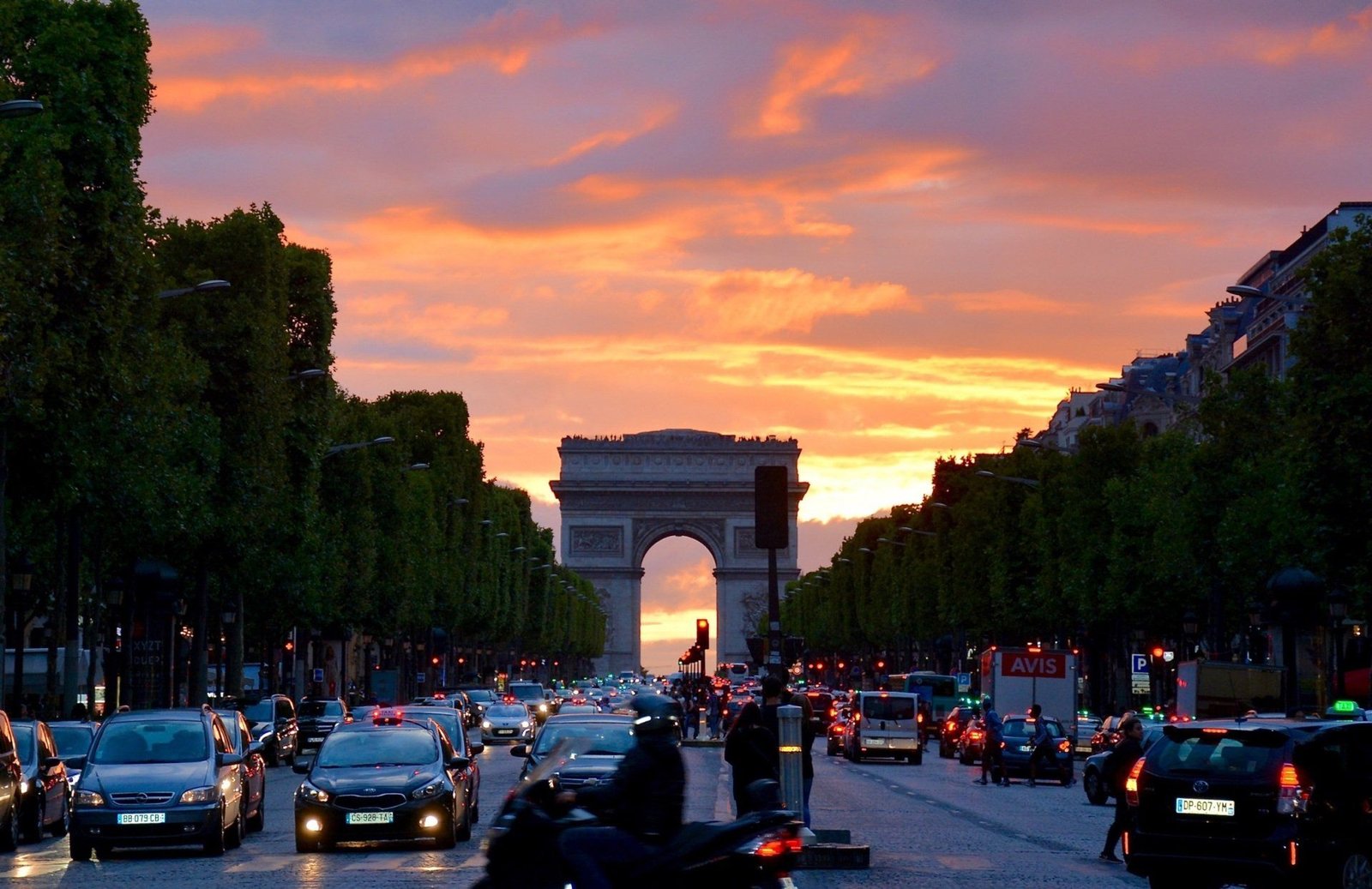 Une rue animée de la ville avec un coucher de soleil en arrière-plan
