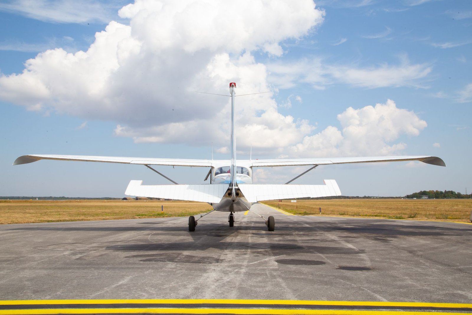 Un petit avion est stationné sur la piste d'un aéroport.