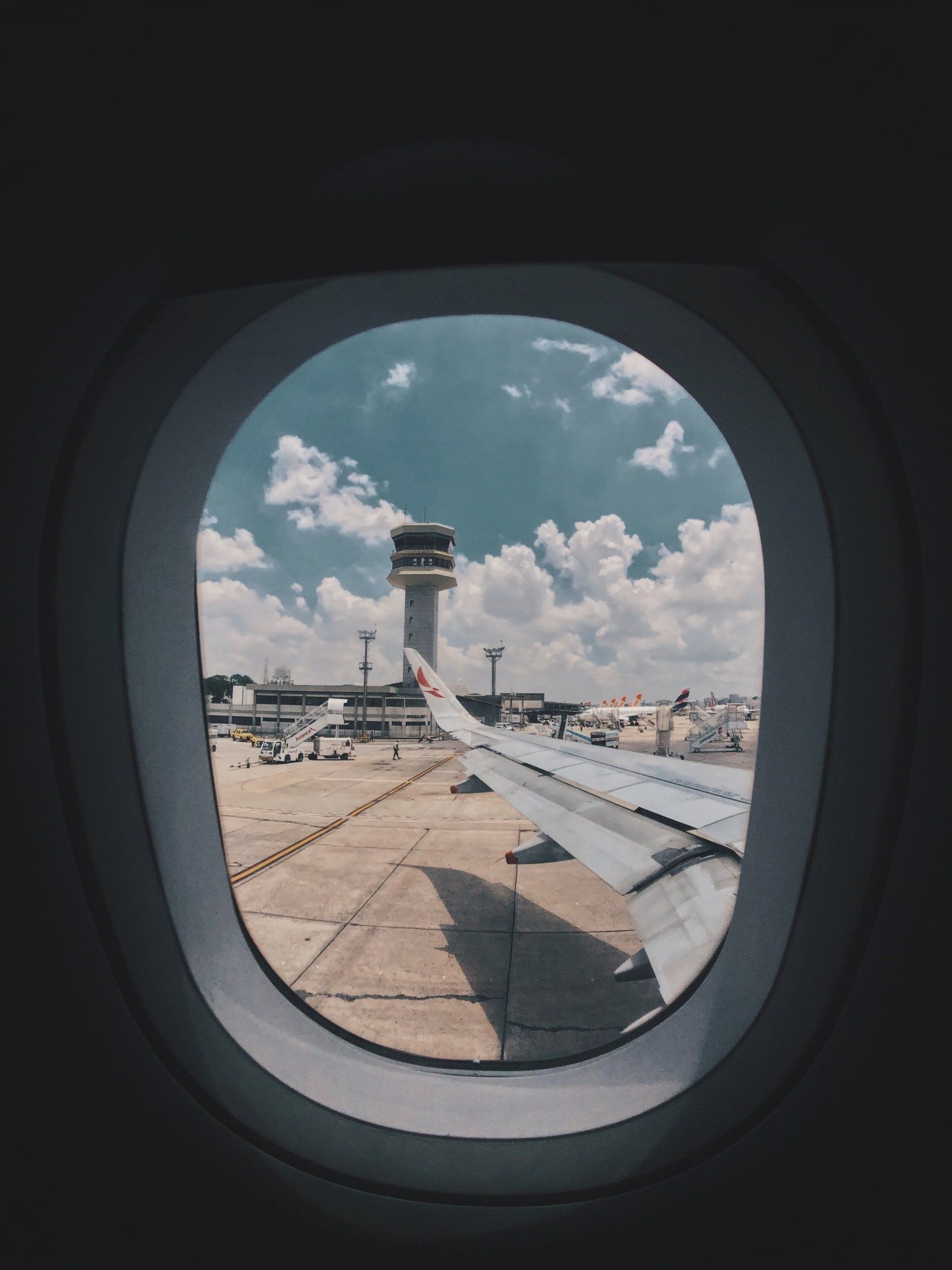 Une vue d'un aéroport depuis la fenêtre d'un avion