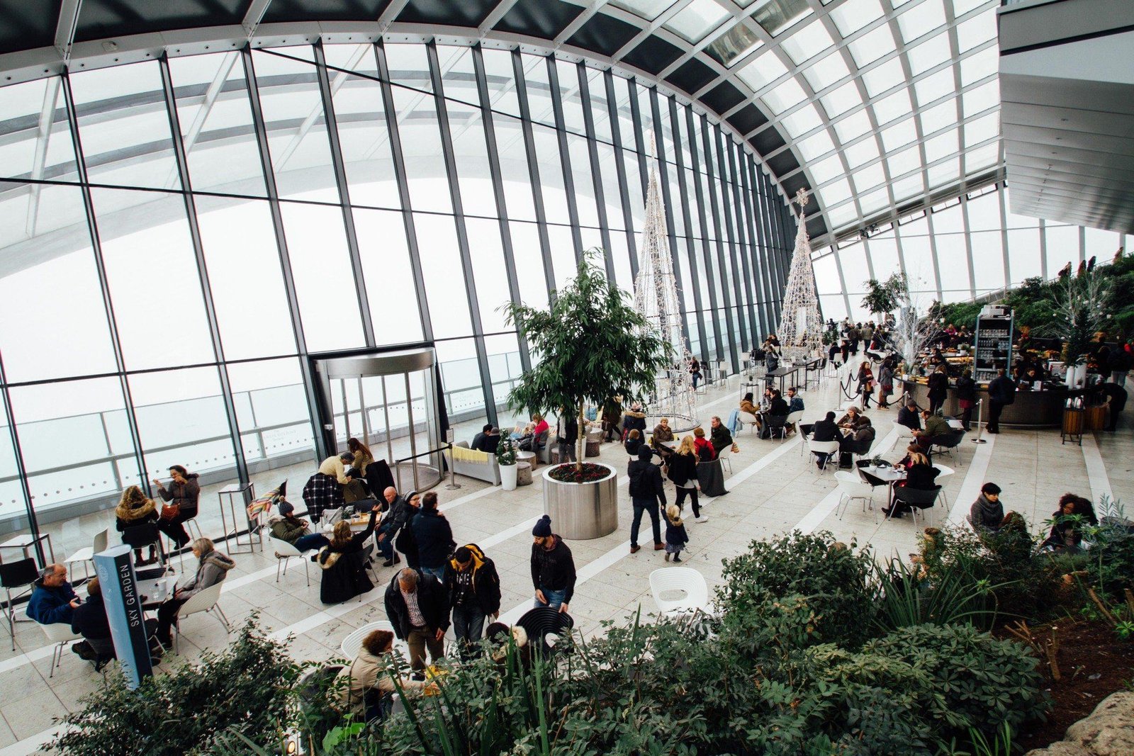 Un grand bâtiment avec beaucoup de fenêtres et de monde à l'intérieur.